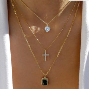 GoHappy France, collier femme Bohème Solaire Nocturne · Pendentif noir, alliage de zinc, composition portée au décolleté