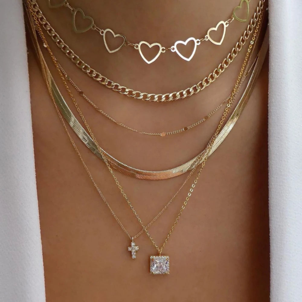 GoHappy France, collier femme Bohème Solaire Cœurs Liés · Chaînes dorées, alliage de zinc, composition portée au décolleté