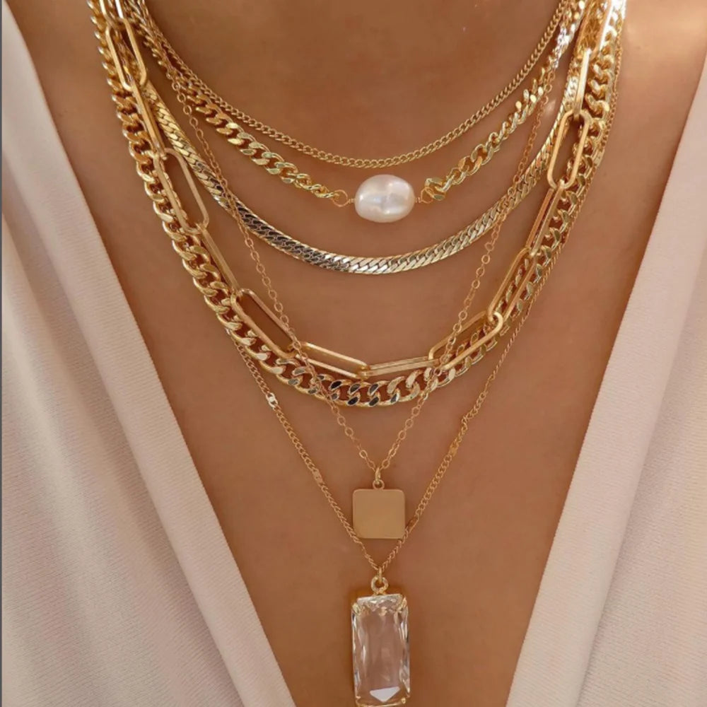 GoHappy France, collier femme Bohème Solaire Mirage · Pampille claire, alliage de zinc, composition portée au décolleté