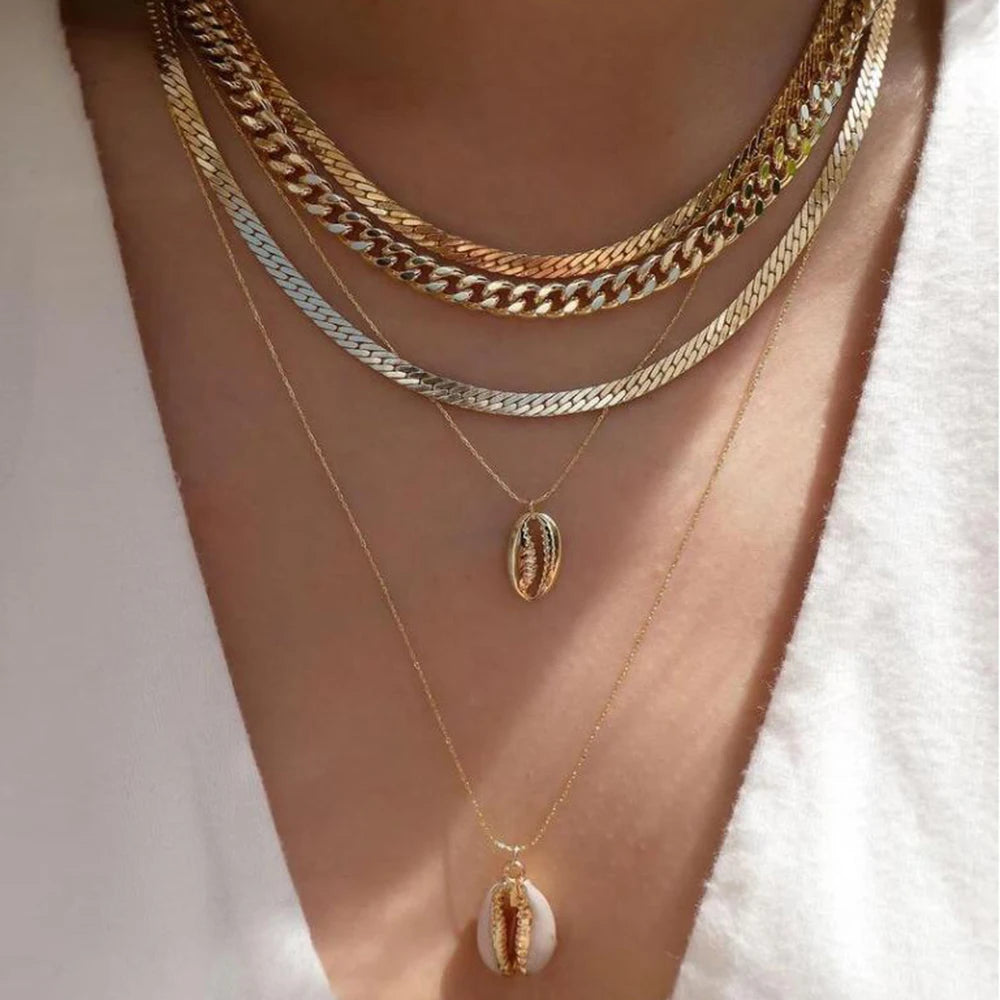 GoHappy France, collier femme Bohème Solaire Riviera · Cauris dorés, alliage de zinc, composition portée au décolleté