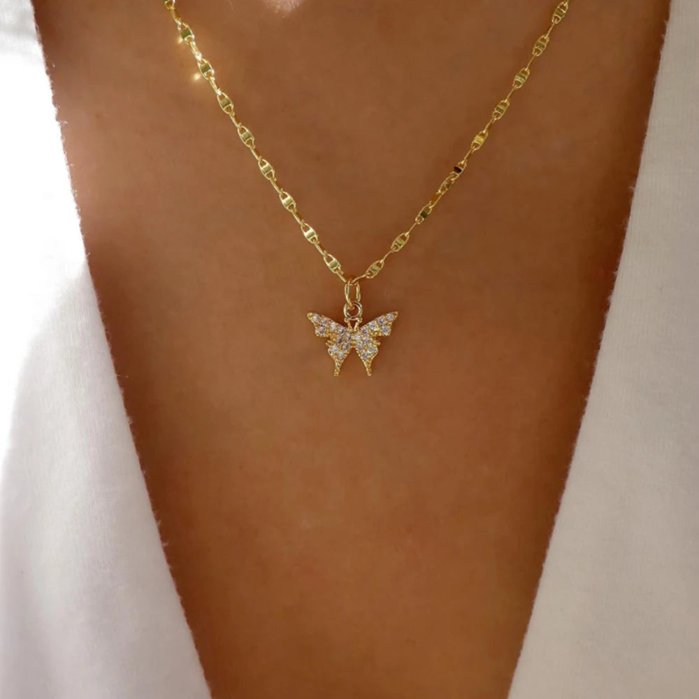 GoHappy France, collier femme Bohème Solaire Aster · Étoile dorée, alliage de zinc, composition portée au décolleté