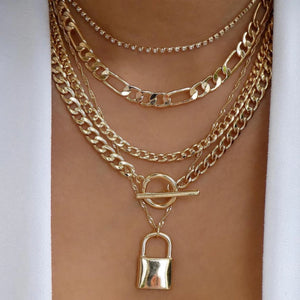 GoHappy France, collier femme Bohème Solaire Promesse · Cadenas doré, alliage de zinc, composition portée au décolleté