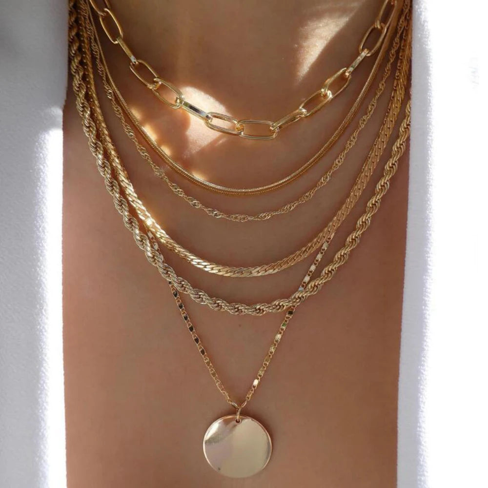 GoHappy France, collier femme Bohème Solaire Solea · Disque nacré, alliage de zinc, composition portée au décolleté