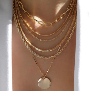 GoHappy France, collier femme Bohème Solaire Solea · Disque nacré, alliage de zinc, composition portée au décolleté