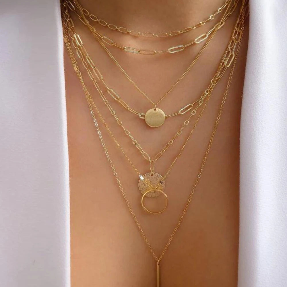 GoHappy France, collier femme Bohème Solaire Aurélia · Cercles dorés, alliage de zinc, composition portée au décolleté