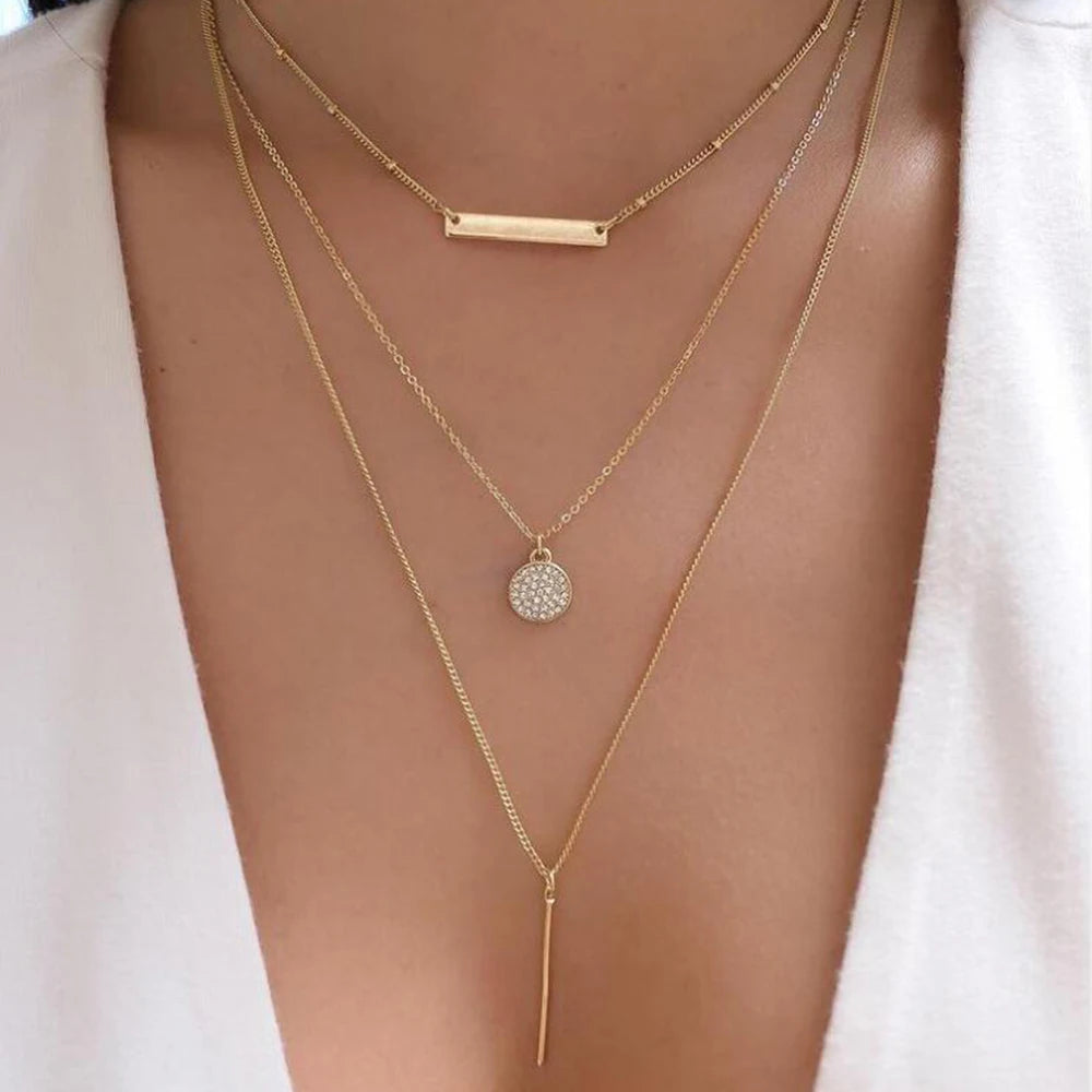 GoHappy France, collier femme Bohème Solaire Essentielle · Trio doré, alliage de zinc, composition portée au décolleté