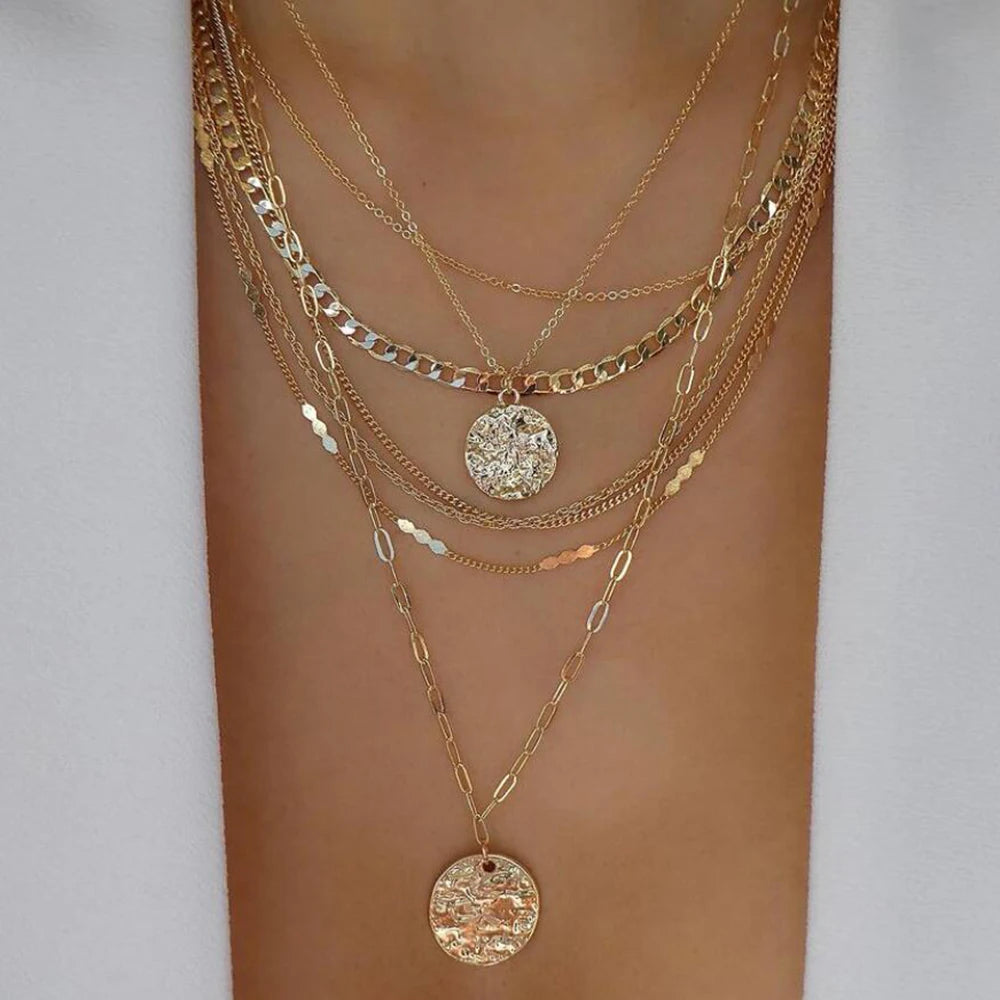 GoHappy France, collier femme Bohème Solaire Solstice · Médailles dorées, alliage de zinc, composition portée au décolleté