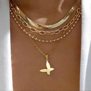 GoHappy France, collier femme Bohème Solaire Papillon · Envol doré, alliage de zinc, composition portée au décolleté