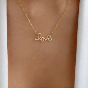 GoHappy France, collier femme Bohème Solaire Amour · Love doré, alliage de zinc, composition portée au décolleté