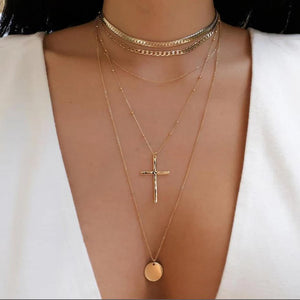 GoHappy France, collier femme Bohème Solaire Serena · Croix médaille, alliage de zinc, composition portée au décolleté