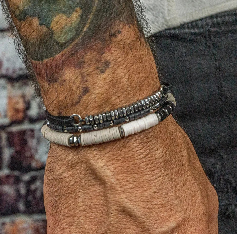 GoHappy France, bracelets Coast Vibes noirs ivoire argentés portés au poignet, esprit surf