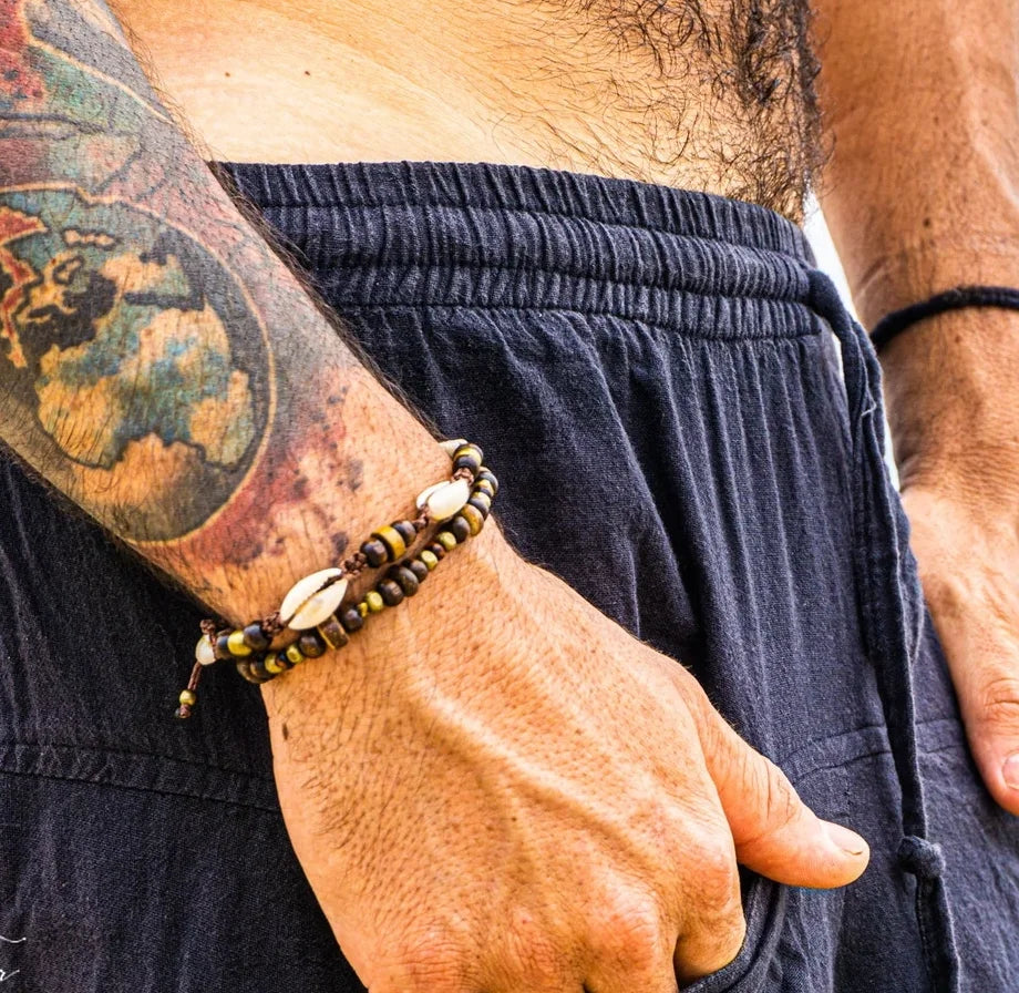 GoHappy France, Coast Vibes Bali · Duo cauris brun, bracelets à perles esprit surf, portés au poignet