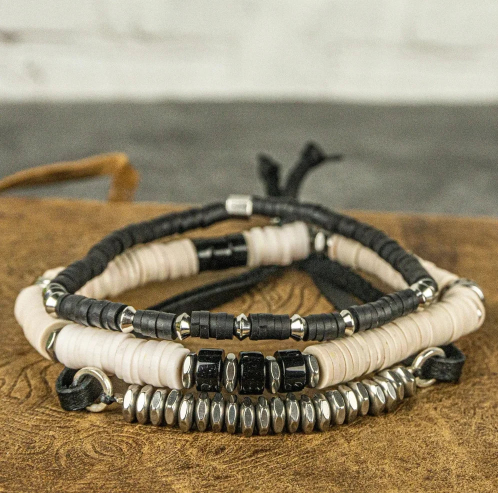 GoHappy France, Coast Vibes Éclipse · Trio noir ivoire, bracelets à perles esprit surf, vue rapprochée