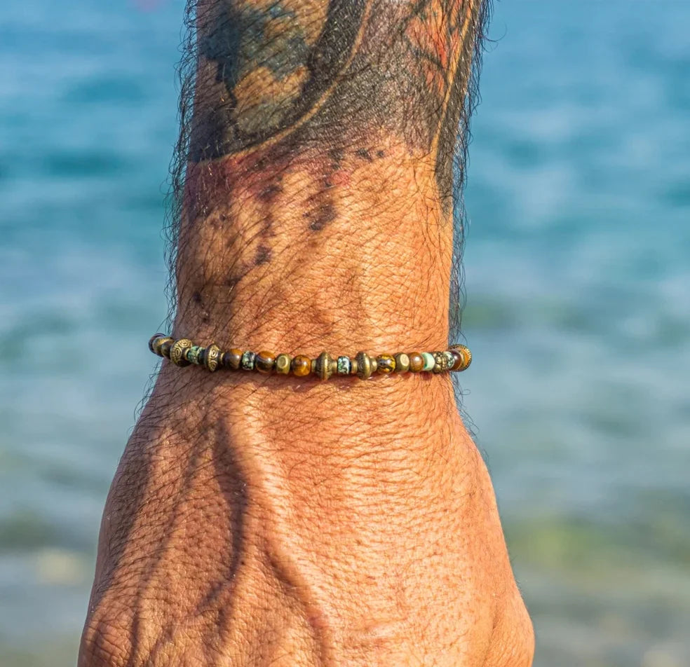 GoHappy France, Coast Vibes Dune · Bracelet miel, bracelets à perles esprit surf, portés au poignet