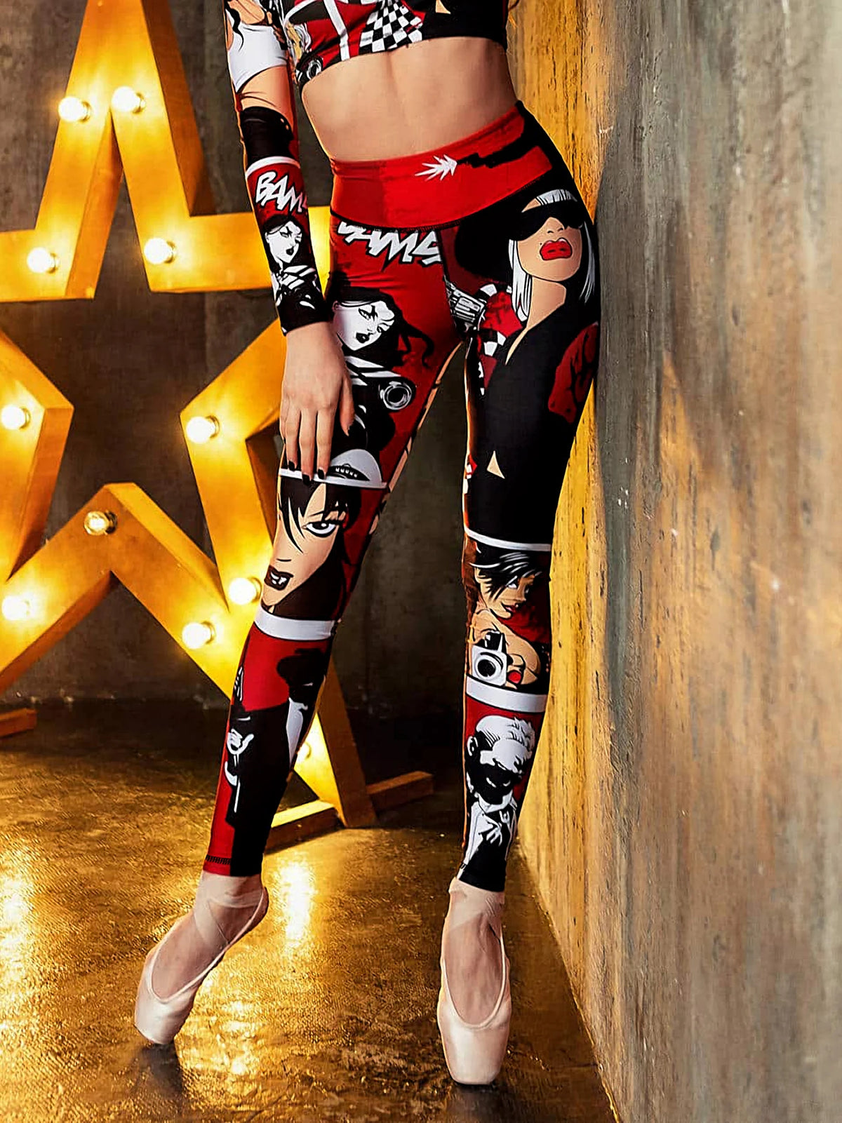 GoHappy France, legging femme Kiss Mood Rouge Pop en polyester et élasthanne, taille haute, imprimé portraits et lèvres rouges, vue de face portée