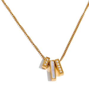 GoHappy France, collier femme Lueur Marine Soleil Doré, chaîne dorée, trois rectangles blancs et détails scintillants