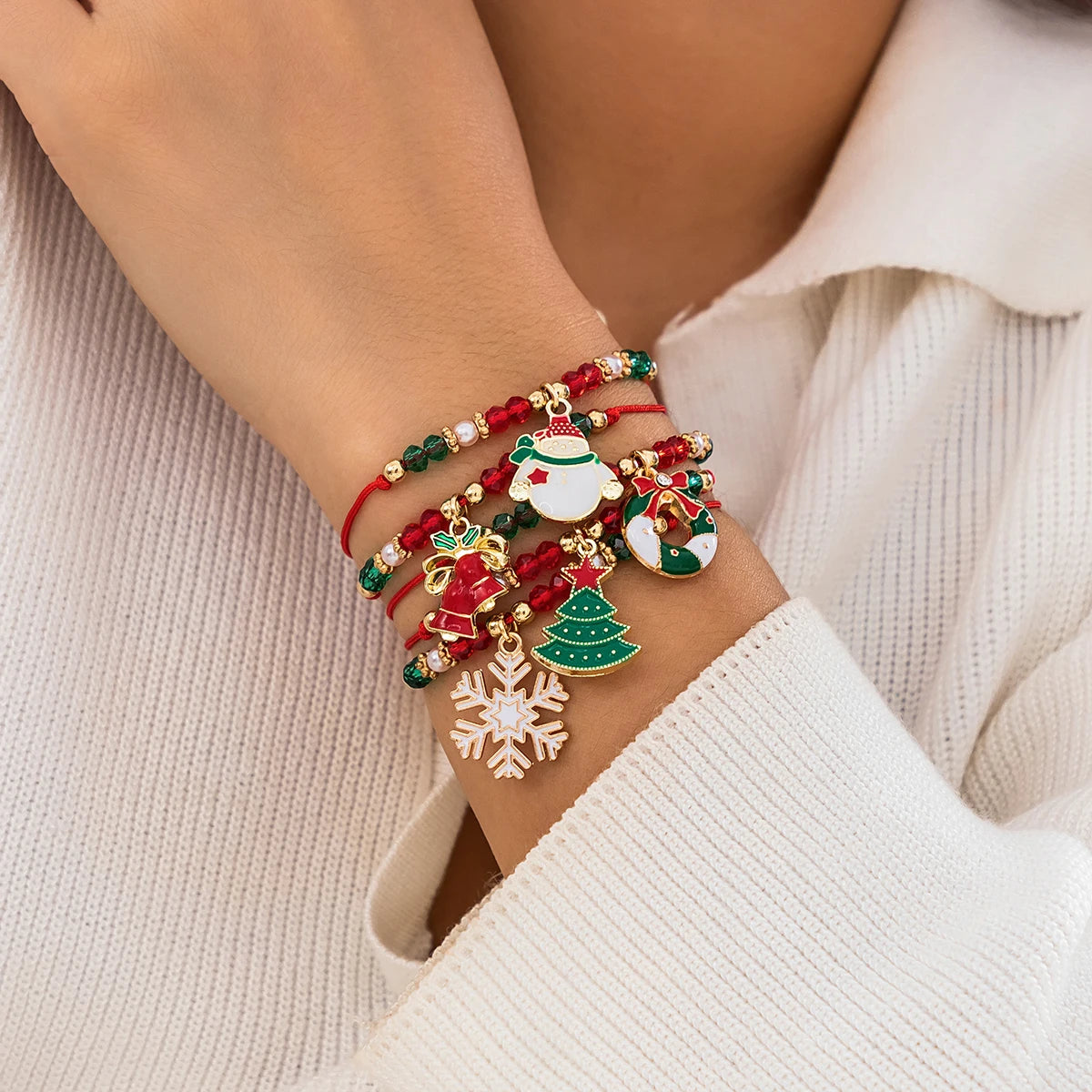 Bracelets de Noël Enchanté avec perles rouges vertes et dorées sur un poignet