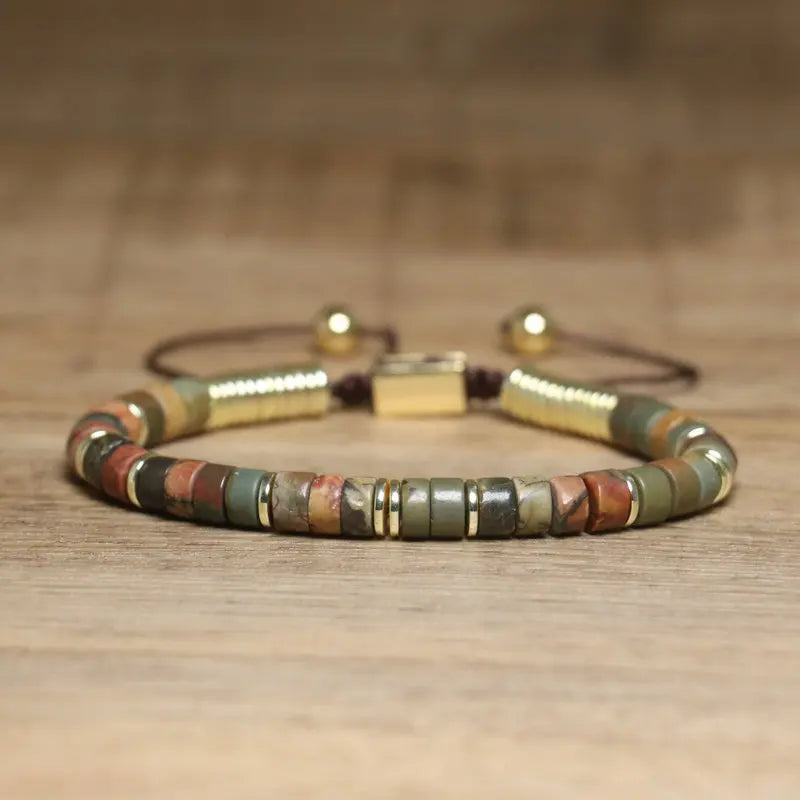 GoHappy France, bracelet ajustable Terra Libre Terre Mosaïque · Doré, perles minérales sur cordon noué, vue de face