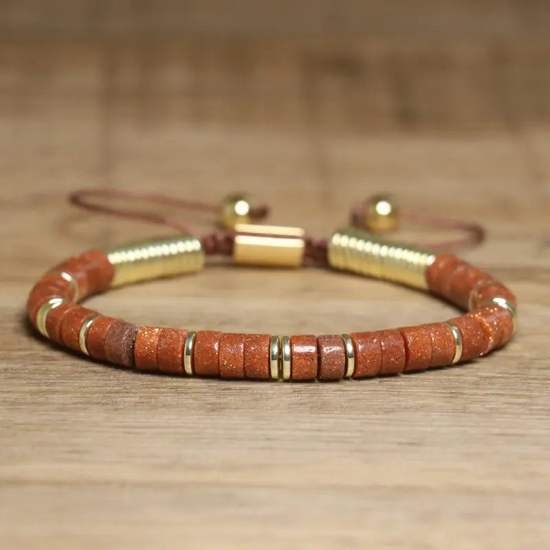 GoHappy France, bracelet ajustable Terra Libre Rouge Canyon · Doré, perles minérales sur cordon noué, vue de face