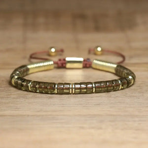 GoHappy France, bracelet ajustable Terra Libre Olive Sauvage · Doré, perles minérales sur cordon noué, vue de face