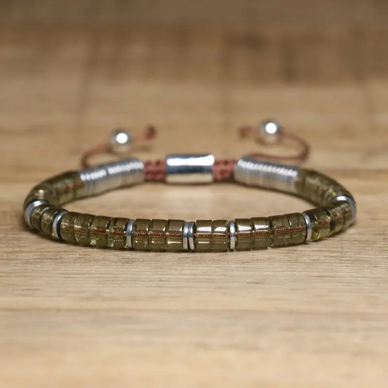 GoHappy France, bracelet ajustable Terra Libre Olive Sauvage · Argenté, perles minérales sur cordon noué, vue de face