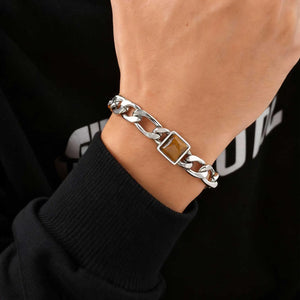 Bracelet homme Tiger Link argenté avec œil de tigre porté au poignet