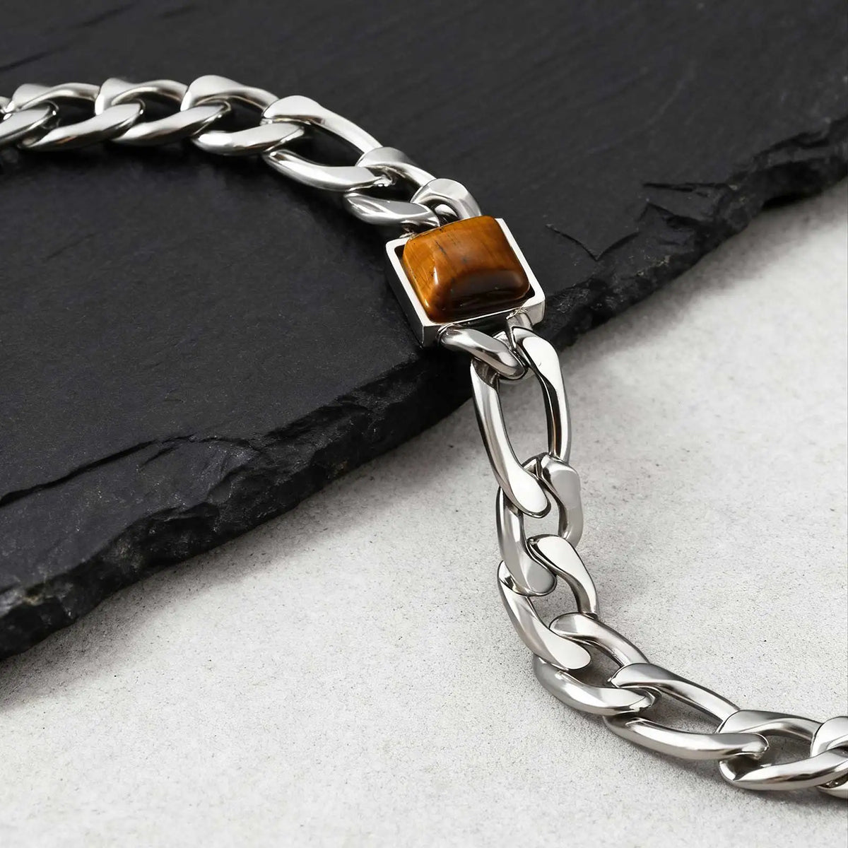Gros plan de la pierre brune et dorée du bracelet Tiger Link